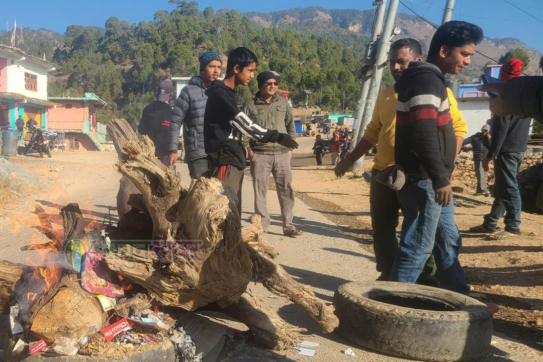 बैतडीमा शिक्षक मृत्यु प्रकरण : स्थानीय र विद्यार्थीद्वारा ठाउँ–ठाउँमा राजमार्ग अवरुद्ध 